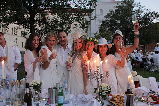 "Dîner en blanc" München 2018  am Brunnen der LMU auf dem Geschwister-Scholl-Platz- (©Foto Marikka-Laila Maisel)